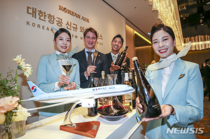 [서울=뉴시스] 정병혁 기자 = 13일 오전 서울 종로구 포시즌스호텔에서 열린 대한항공 신규 기내 와인 발표회에서 소믈리에 마크 알머트와 승무원들이 신규 기내 와인을 소개하고 있다. 2022.10.13. jhope@newsis.com