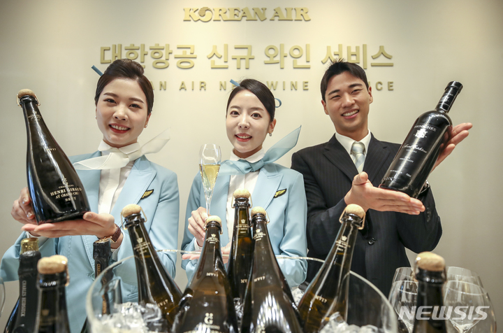 [서울=뉴시스] 정병혁 기자 = 13일 오전 서울 종로구 포시즌스호텔에서 열린 대한항공 신규 기내 와인 발표회에서 승무원들이 신규 기내 와인을 소개하고 있다. 2022.10.13. jhope@newsis.com