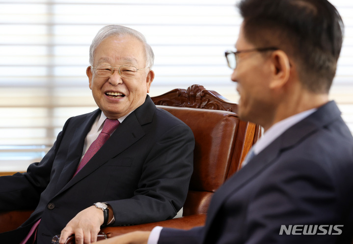 [서울=뉴시스] 조성우 기자 = 손경식 한국경영자총협회 회장이 13일 오전 서울 마포구 경총회관을 예방한 김문수 경제사회노동위원회 위원장과 환담을 나누고 있다. 2022.10.13. xconfind@newsis.com