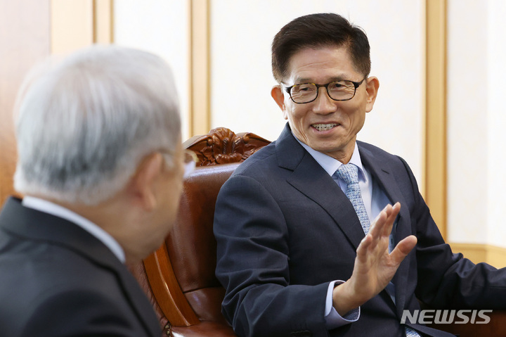 [서울=뉴시스] 조성우 기자 = 김문수 경제사회노동위원회 위원장이 13일 오전 서울 마포구 경총회관을 예방해 손경식 한국경영자총협회 회장과 환담을 나누고 있다. 2022.10.13. xconfind@newsis.com