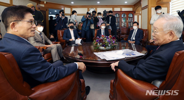 [서울=뉴시스] 조성우 기자 = 김문수 경제사회노동위원회 위원장이 13일 오전 서울 마포구 경총회관을 예방해 손경식 한국경영자총협회 회장과 환담을 나누고 있다. 2022.10.13. xconfind@newsis.com