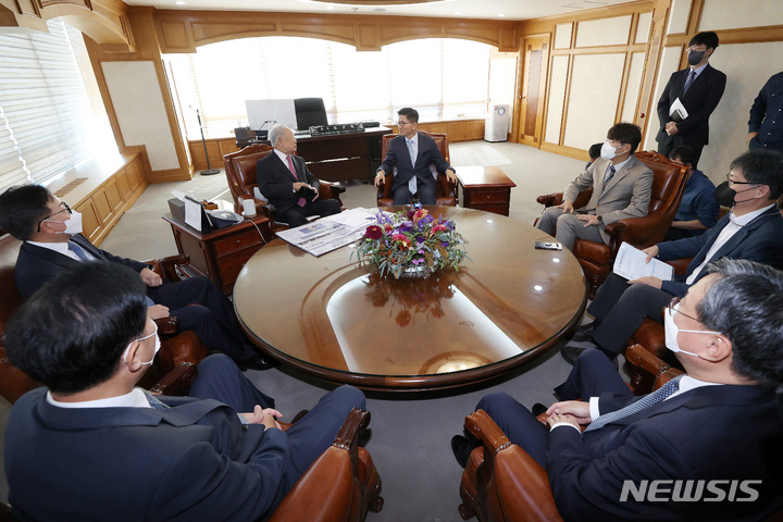 [서울=뉴시스] 조성우 기자 = 김문수 경제사회노동위원회 위원장이 13일 오전 서울 마포구 경총회관을 예방해 손경식 한국경영자총협회 회장과 환담을 나누고 있다. 2022.10.13. xconfind@newsis.com