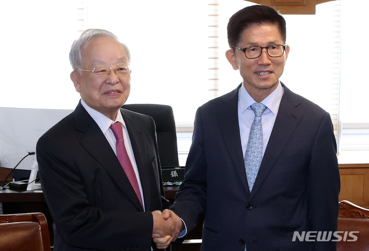 [서울=뉴시스] 조성우 기자 = 13일 오전 서울 마포구 경총회관을 예방한 김문수 경제사회노동위원회 위원장이  손경식 한국경영자총협회 회장과 기념촬영을 하고 있다. 2022.10.13. xconfind@newsis.com