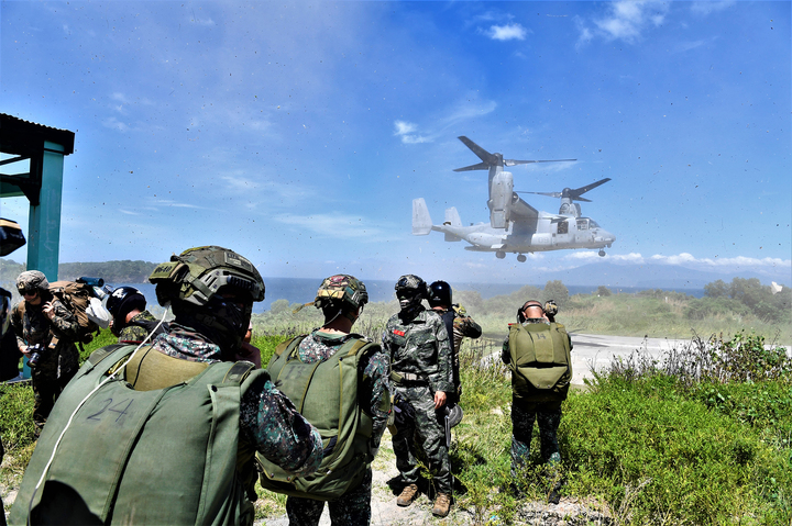 [서울=뉴시스] 해병대사령부는 13일 필리핀 루손섬 일대에서 열린 2022 카만닥(KAMANDAG)훈련에 참가했다고 밝혔다. 훈련에 참가한 한·미·필리핀 해병대 수색대 장병들이 8일 공중침투 훈련을 위해 MV-22(오스프리)탑승 준비를 하고 있다. 카만닥 훈련은 미국과 필리핀 해병대가 우방국 간 연합작전수행능력 향상을 위해 2017년부터 실시하는 다국적 연합훈련으로 지난 3일부터 진행됐다. 해병대는 올해 중대급 규모로 최초 참가했다. (사진=해병대사령부 제공) 2022.10.13. photo@newsis.com *재판매 및 DB 금지