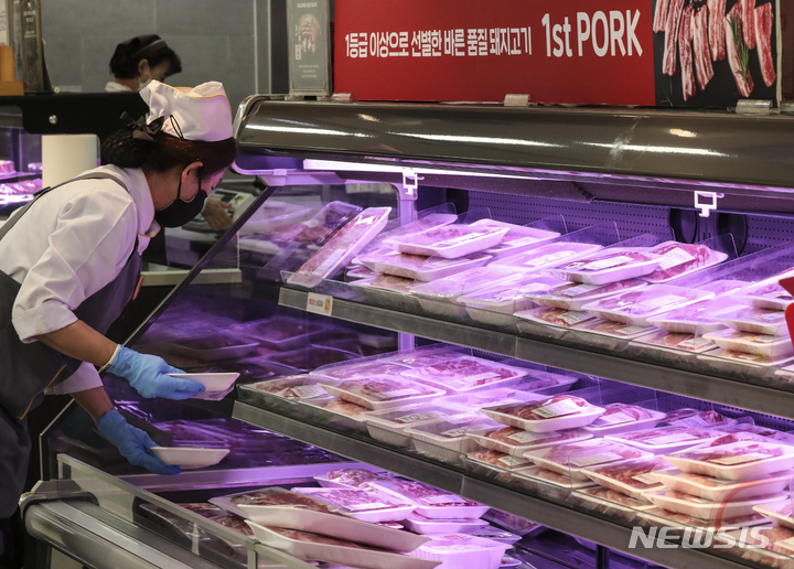 [서울=뉴시스] 김근수 기자 = 사료값 인상에 따른 돼지고기 가격 상승세가 이어지는 13일 오전 서울 시내의 한 대형마트에서 직원이 돼지고기를 정리하고 있다. 2022.10.13. ks@newsis.com