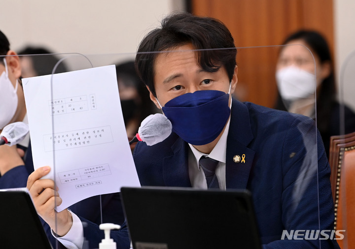 [서울=뉴시스] 김선웅 기자 = 이탄희 더불어민주당 의원이 13일 서울 여의도 국회 법제사법위원회에서 열린 법제처에 대한 국정감사에서 법령시행안과 관련해 질의하고 있다. (공동취재사진) 2022.10.13. photo@newsis.com