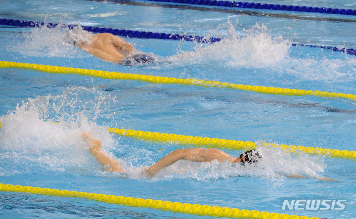 [울산=뉴시스] 배병수 기자 = 황선우(강원선발)가 13일 오전 울산 남구 문수실내수영장에서 열린 103회 전국체육대회 수영 남자일반부 혼계영 400m 경기에서 역영하고 있다. 이날 경기에서 강원선발팀은 주자 부정출발로 인해 실격됐다. 2022.10.13. bbs@newsis.com