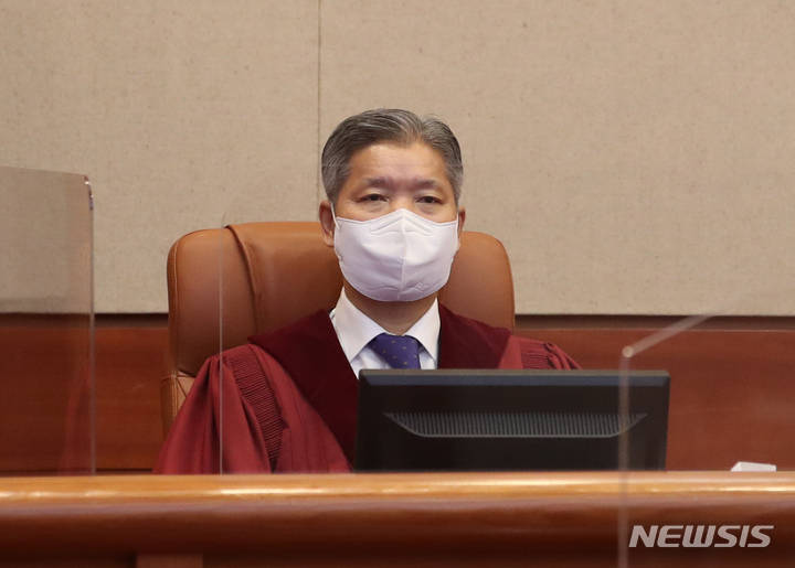 [서울=뉴시스] 고승민 기자 = 이영진 헌법재판관이 13일 서울 헌법재판소에서 열린 출입국관리법 제63조 제1항 위헌제청에 대한 변론에 참석하고 있다. 2022.10.13. kkssmm99@newsis.com