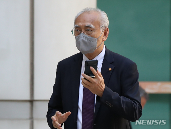 [서울=뉴시스] 조수정 기자 = 고(故) 장준하 선생의 장남인 장호권 광복회장이 13일 오후 서울 중앙지방법원에서 열린 장준하 선생 유족의 국가 상대 손해배상소송 항소심 선고 기일에 출석하기 위해 법정으로 향하고 있다. 2022.10.13. chocrystal@newsis.com