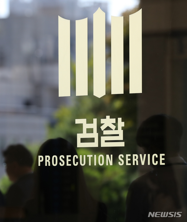 [서울=뉴시스] 조수정 기자 = 서욱 전 국방부 장관이 서해에서 북한군에게 살해·소각당한 공무원 고(故) 이대준 씨 사건과 관련, 피고발인 신분으로 지난 13일 서울중앙지방검찰청에 소환돼 조사를 받았다. 2022.10.13. chocrystal@newsis.com