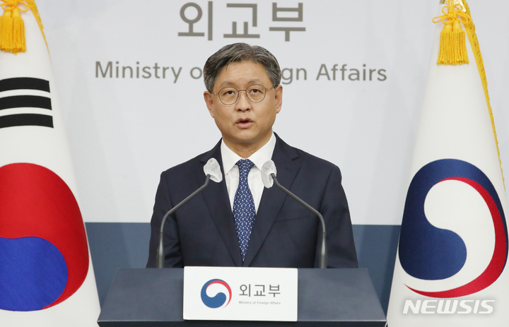 [서울=뉴시스] 김명원 기자 = 임수석 외교부 대변인이 13일 서울 종로구 정부서울청사에서 열린 정례브리핑에서 대북억제방안으로 전술핵 재배치에 이어서 핵 공유 거론 등에 대한 질문에 한미 양국은 확장억제전략협의체 등을 통해 확장억제의 실효성을 높일 수 있는 방안을 긴밀히 협의하고 있다고 밝혔다. 2022.10.13. kmx1105@newsis.com