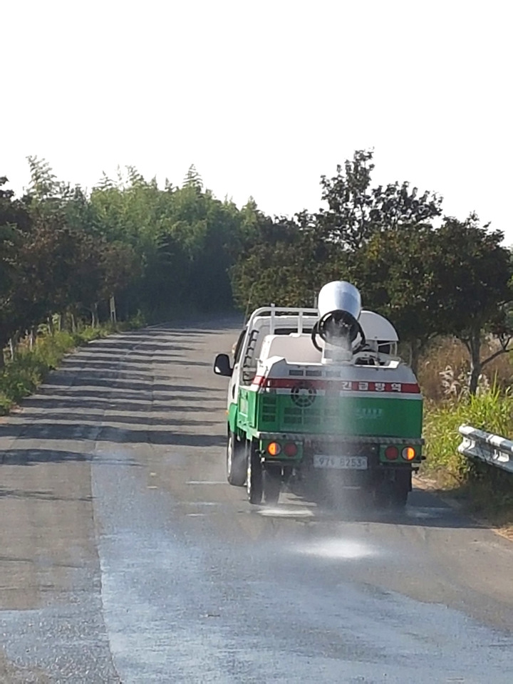 [무안=뉴시스] 전남도가 광역살포기가 장착된 차량을 이용해 고병원성 조류인플루엔자 차단 방역을 하고 있다. (사진=전남도 제공) 2022.10.13. photo@newsis.com *재판매 및 DB 금지