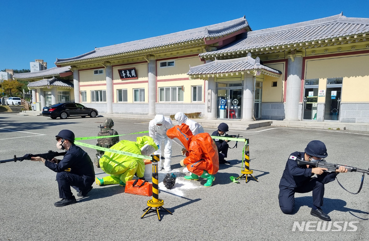 [영암=뉴시스] 전남 영암경찰서가 13일 영암공설운동장에서 유관기관들과 공조해&nbsp; '생물학 대테러' 훈련을 실시하고 있다. (사진=영암경찰서 제공) 2022.10.13. photo@newsis.com