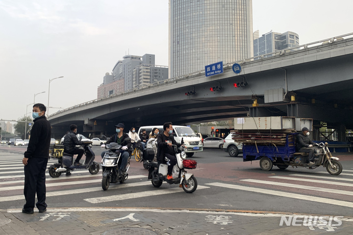 [베이징=AP/뉴시스] 톈안먼 민주화 시위(톈안먼 사태) 34주년 기념일(6월4일)을 앞두고 작년 10월 반 시진핑 시위가 열렸던 베이징의 한 고가도로인 쓰퉁교의 표지판이 사라졌다. 사진은 작년 10월 13일 시진핑 중국 국가주석을 비난하는 현수막을 걸고 항의하는 일이 발생한 베이징 쓰퉁교 근처 사람들이 오가고 있는 모습. 2023.06.02