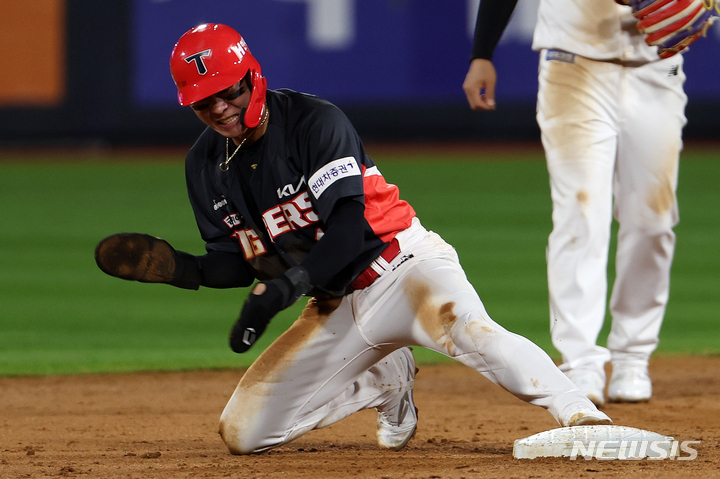 [수원=뉴시스] 백동현 기자 = 13일 경기 수원KT위즈파크에서 열린 2022 KBO 포스트시즌 와일드카드 1차전 KT 위즈 대 KIA 타이거즈의 경기, 7회초 1사 KIA 류지혁 타석 때 KIA 박찬호가 도루에 성공하고 기뻐하고 있다. 2022.10.13. livertrent@newsis.com