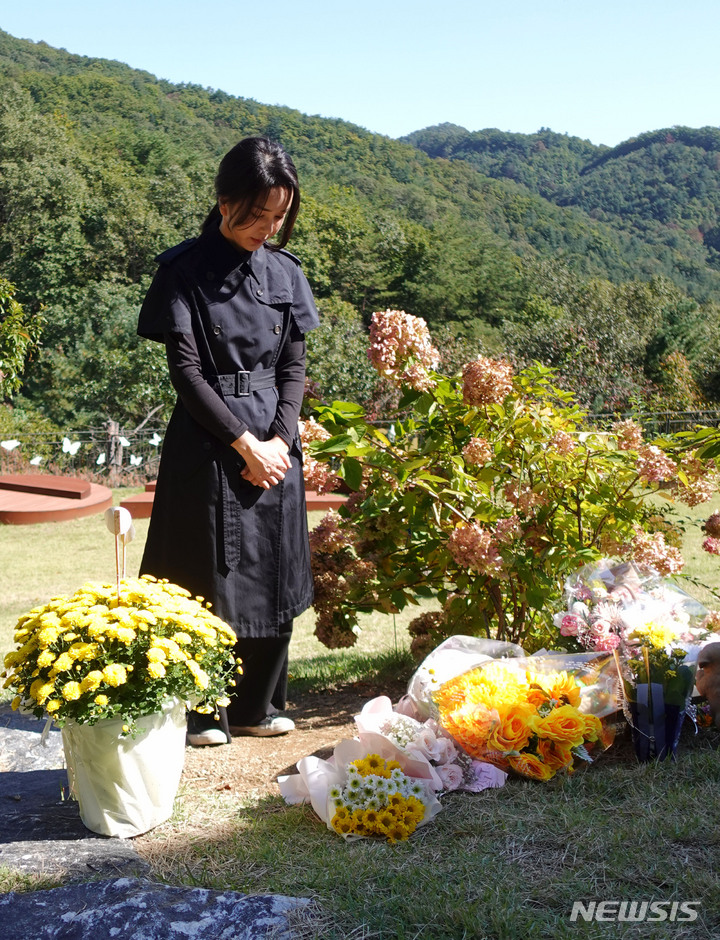 [서울=뉴시스] 윤석열 대통령 부인 김건희 여사가 '정인이 사건' 2주기를 하루 앞둔 12일 경기도 양평 안데르센 메모리얼 파크를 찾아 묘역에 참배하고 있다. (사진=대통령실 제공) 2022.10.13. photo@newsis.com