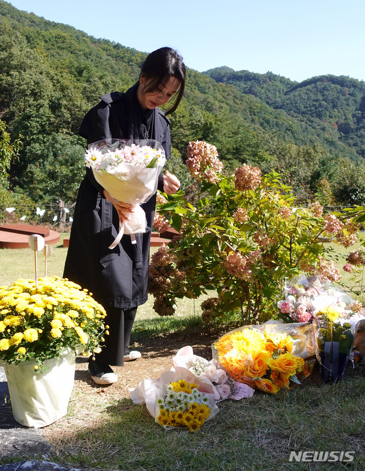 [서울=뉴시스] 윤석열 대통령 부인 김건희 여사가 '정인이 사건' 2주기를 하루 앞둔 12일 경기도 양평 안데르센 메모리얼 파크를 찾아 묘역에 참배하고 있다. (사진=대통령실 제공) 2022.10.13. photo@newsis.com