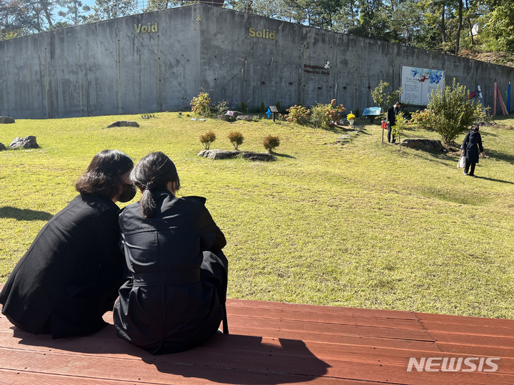 [서울=뉴시스] 윤석열 대통령 부인 김건희 여사가 '정인이 사건' 2주기를 하루 앞둔 지난 12일 경기도 양평 안데르센 메모리얼 파크를 찾아 묘역에 참배했다. (사진=대통령실 제공) 2022.10.13. photo@newsis.com