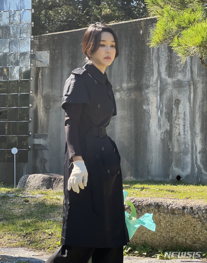 [서울=뉴시스] 윤석열 대통령 부인 김건희 여사가 '정인이 사건' 2주기를 하루 앞둔 지난 12일 경기도 양평 안데르센 메모리얼 파크를 찾아 묘역에 참배하고 주변을 정리하고 있다. (사진=대통령실 제공) 2022.10.13. photo@newsis.com