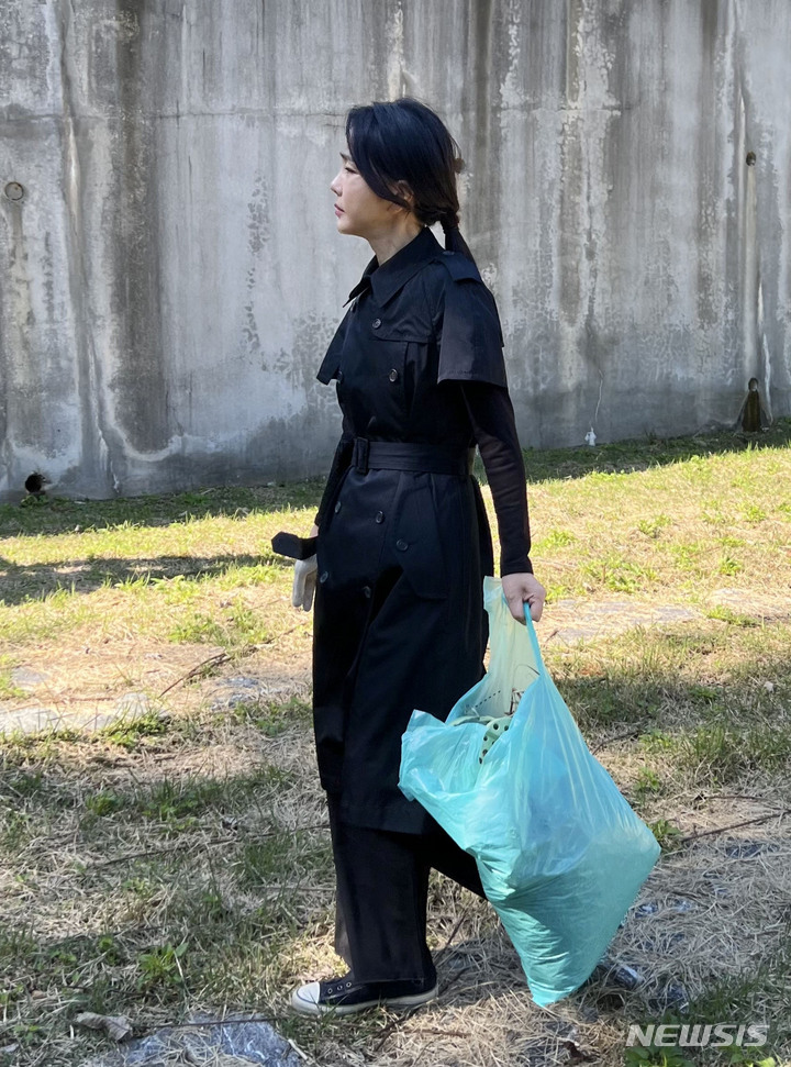 [서울=뉴시스] 윤석열 대통령 부인 김건희 여사가 '정인이 사건' 2주기를 하루 앞둔 지난 12일 경기도 양평 안데르센 메모리얼 파크를 찾아 묘역에 참배하고 주변을 정리하고 있다. (사진=대통령실 제공) 2022.10.13. photo@newsis.com
