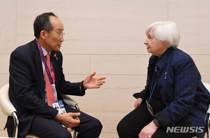 [워싱턴=뉴시스] 추경호 경제부총리 겸 기획재정부장관이 13일(현지시간) 워싱턴DC에서 주요 20개국(G20) 재무장관회의가 끝난 후 재닛 옐런 미국 재무장관과 면담을 갖고 있다. 2022.10.13. photo@newsis.com (사진=기재부 제공)