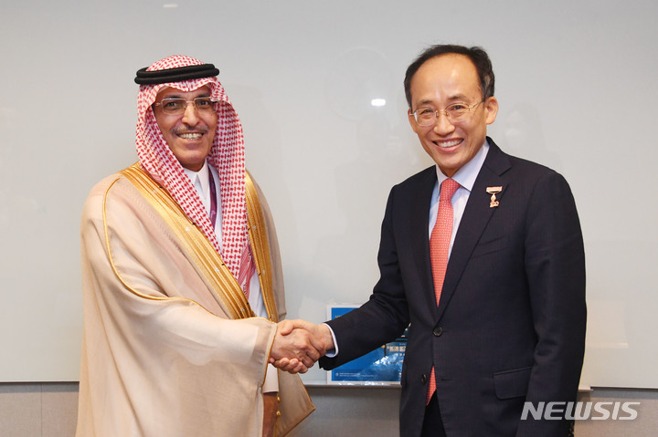 [워싱턴=뉴시스] 추경호 경제부총리 겸 기획재정부장관이 13일(현지시간) 모하메드 빈 압둘라 알-자단 사우디아라비아 재무장관과 면담을 갖고 있다. 2022.10.13. photo@newsis.com (사진=기재부 제공)