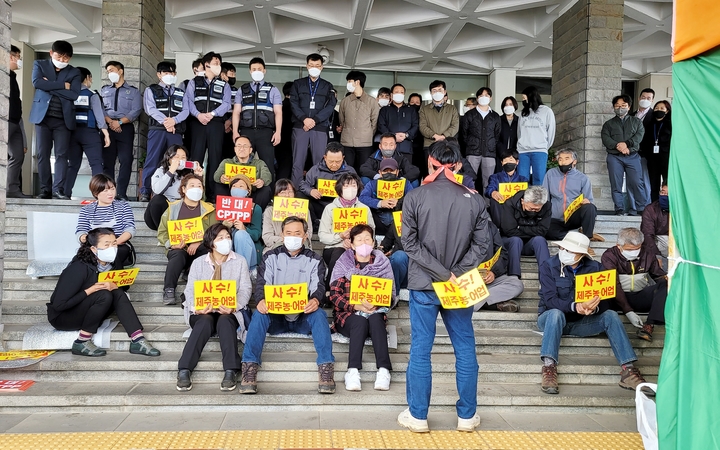 [제주=뉴시스] 이정민 기자 = 14일 오전 제주도청 앞에서 천막 농성 중인 전국농민회총연맹제주도연맹과 전국여성농민회총연합제주도연합 관계자들이 오영훈 제주도지사와의 면담에 관한 이야기를 나누고 있다. 2022.10.14. 73jmlee@newsis.com *재판매 및 DB 금지