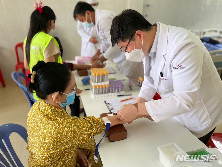 [전주=뉴시스]윤난슬 기자 = 한국건강관리협회는 전북대학교와 함께 캄보디아 프렉프노우 지역에 보건의료사업단을 파견하고 현지 지역주민 대상 기본건강검진 및 설문조사를 진행했다고 14일 밝혔다.(사진=건협 전북본부 제공) 