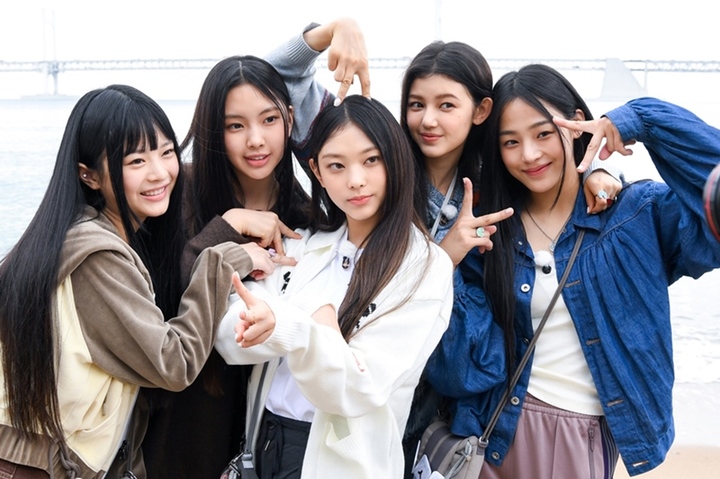 [서울=뉴시스] '뉴진스 코드 in 부산' 왼쪽부터 하니, 혜인, 해린, 다니엘, 민지.2022.10.14. (사진 = SBS '뉴진스 코드 in 부산' 제공) photo@newsis.com *재판매 및 DB 금지