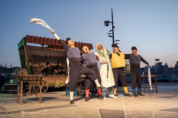 [포항=뉴시스] 강진구 기자 = 재단법인 포항문화재단은 오는 21일부터 23일까지 포항시 남구 송도솔밭 도시숲 일대에서 ‘2022 포항거리예술축제’를 개최한다고 14일 밝혔다.사진은 공연 리허설 전경.(사진=포항시 제공) 2022.10.14.photo@newsis.com *재판매 및 DB 금지