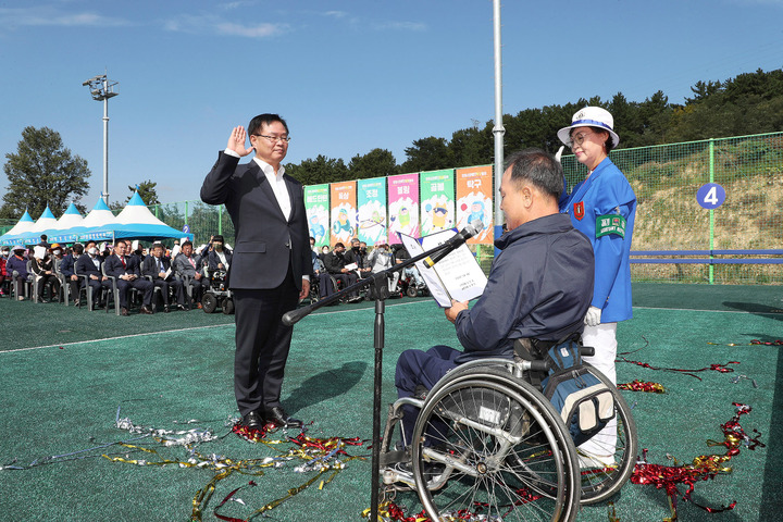 [창원=뉴시스] 강경국 기자 = 홍남표 경남 창원특례시장이 14일 창원축구센터 족구장에서 열린 제1회 창원특례시장배 장애인생활체육대회 개회식에서 선서를 하고 있다. (사진=창원시청 제공). 2022.10.14. photo@newsis.com *재판매 및 DB 금지