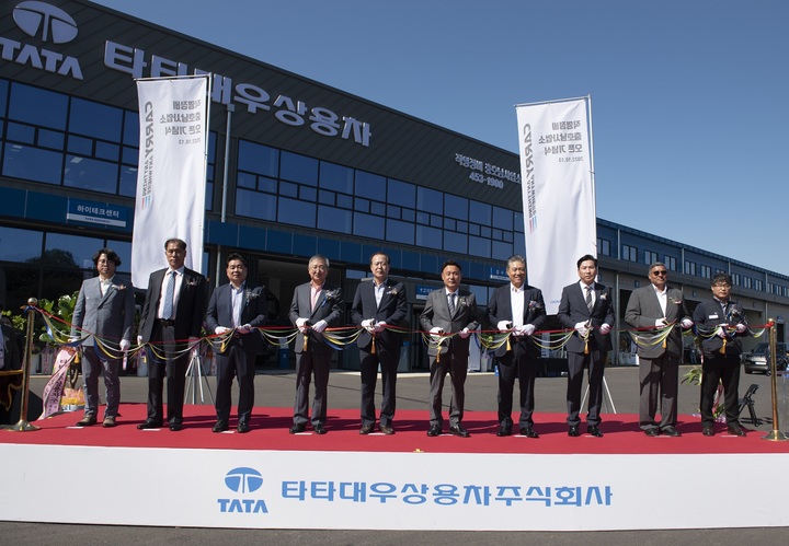 신규 오픈한 충호남 직영정비 사업소 개소식에서 강임준 군산시장(우측 다섯번째), 김영일 군산시의회 의장(우측 여섯번째), 타타대우상용차 김방신 사장(우측 네번째) 등 내외빈들이 테이프 컷팅을 하고 있다. (사진=타타상용차 제공) *재판매 및 DB 금지