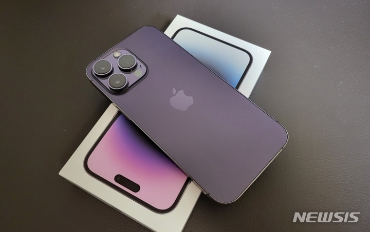 [서울=뉴시스]아이폰14 프로 맥스 딥퍼플 컬러. (사진=윤현성 기자)