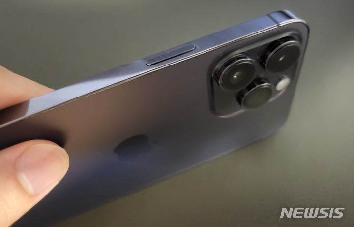 [서울=뉴시스][서울=뉴시스]아이폰14 프로 맥스의 메인 카메라. (사진=윤현성 기자)