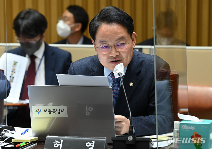 [서울=뉴시스] 국회사진기자단 = 허영 더불어민주당 의원이 14일 서울 중구 서울시청 대회의실에서 열린 국회 국토교통위원회의 서울시에 대한 국정감사에서 오세훈 서울시장에게 폐기물시설촉진법과 관련해 질의하고 있다. 2022.10.14. photo@newsis.com