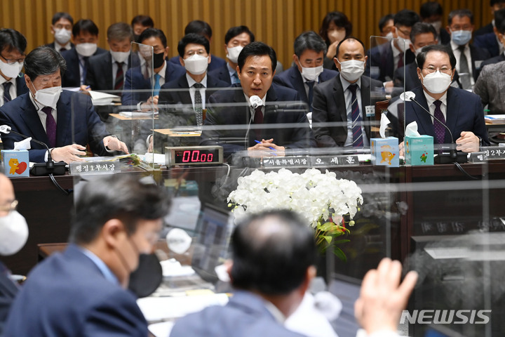 [서울=뉴시스] 국회사진기자단 = 오세훈 서울시장이 14일 서울 중구 서울시청 대회의실에서 열린 국회 국토교통위원회의 서울시에 대한 국정감사에서 의원들의 질의에 답하고 있다. 2022.10.14. photo@newsis.com