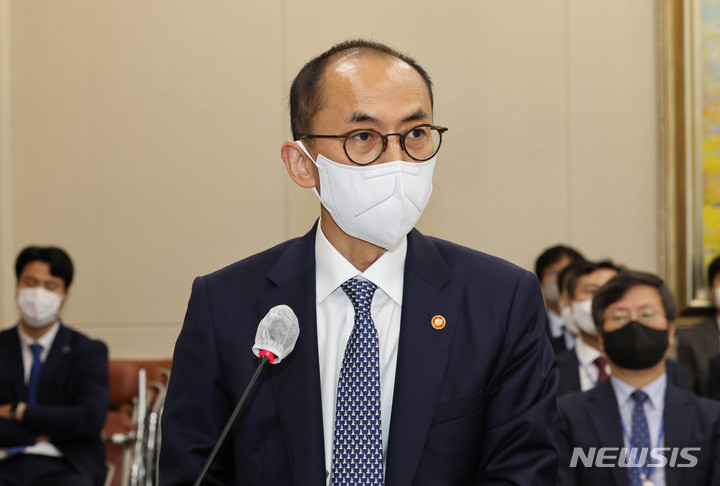 [서울=뉴시스] 김선웅 기자 = 업무보고하는 고학수 개인정보보호위원장이 14일 서울 여의도 국회에서 열린 국회 정무위원회의 개인정보보호위원회 등에 대한 국정감사에서 업무보고를 하고 있다. (공동취재사진) 2022.10.14. photo@newsis.com
