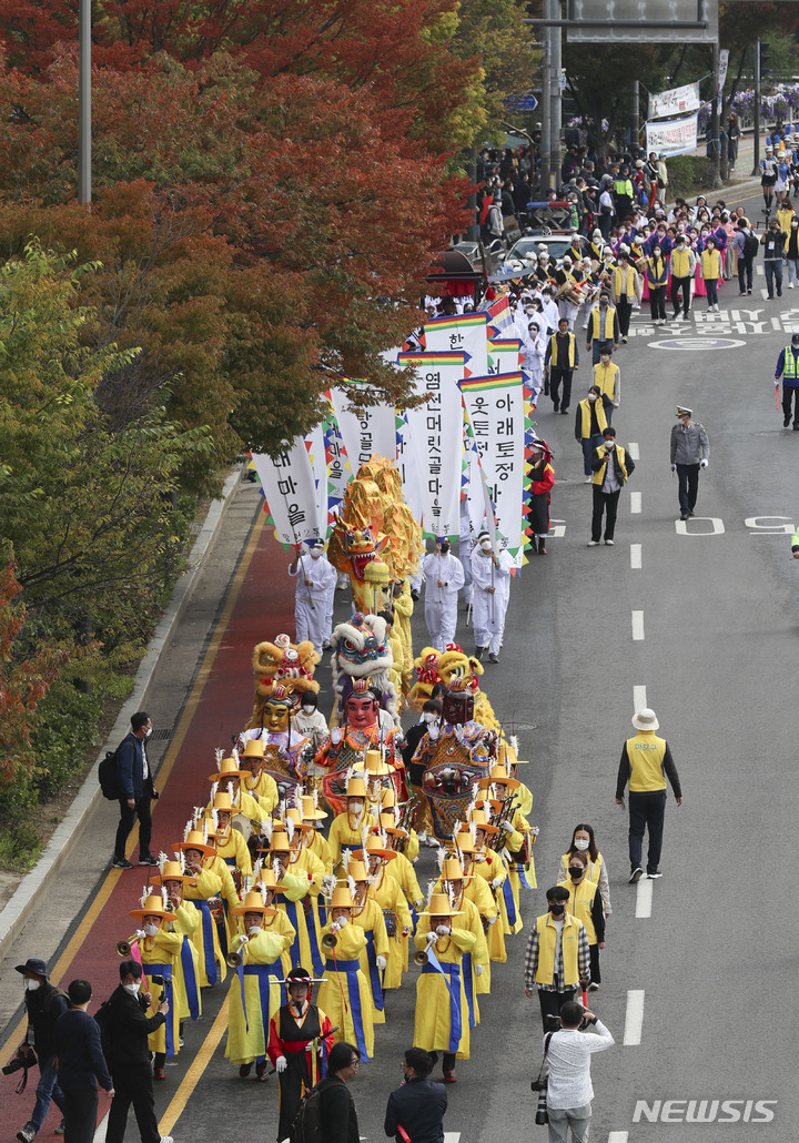 [서울=뉴시스] 김근수 기자 = 14일 오전 서울 마포구 월드컵공원 평화광장 인근에서 열린 '제15회 마포나루 새우젓 축제에서 참가자들이 퍼레이드를 하고 있다. 2022.10.14. ks@newsis.com