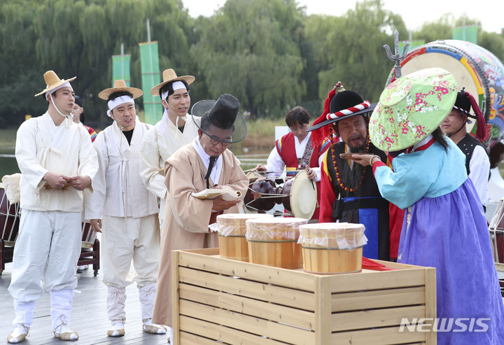 [서울=뉴시스] 김근수 기자 = 박강수 마포구청장이 14일 오전 서울 마포구 월드컵공원 평화광장에서 열린 '제15회 마포나루 새우젓 축제에서 새우젓을 시식하고 있다. 2022.10.14. ks@newsis.com