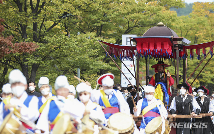 [서울=뉴시스] 김근수 기자 = 박강수 마포구청장이 14일 오전 서울 마포구 월드컵공원 평화광장 인근에서 열린 '제15회 마포나루 새우젓 축제에서 퍼레이드를 하고 있다. 2022.10.14. ks@newsis.com