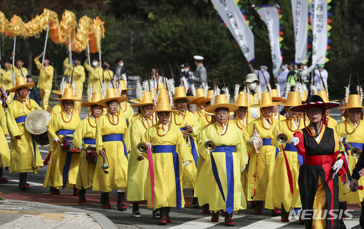 [서울=뉴시스] 김근수 기자 = 14일 오전 서울 마포구 월드컵공원 평화광장 인근에서 열린 '제15회 마포나루 새우젓 축제에서 참가자들이 퍼레이드를 하고 있다. 2022.10.14. ks@newsis.com