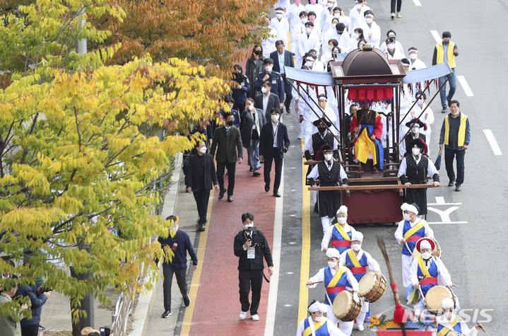 [서울=뉴시스] 김근수 기자 = 14일 오전 서울 마포구 월드컵공원 평화광장 인근에서 열린 '제15회 마포나루 새우젓 축제에서 참가자들이 퍼레이드를 하고 있다. 2022.10.14. ks@newsis.com