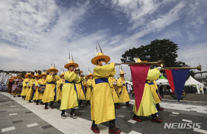 [서울=뉴시스] 김근수 기자 = 14일 오전 서울 마포구 월드컵공원 평화광장 인근에서 열린 '제15회 마포나루 새우젓 축제에서 참가자들이 퍼레이드를 하고 있다. 2022.10.14. ks@newsis.com