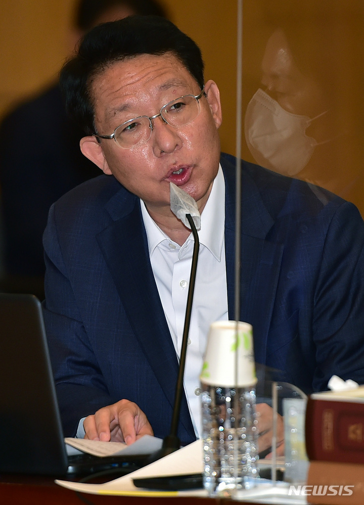 [대구=뉴시스] 이무열 기자 = 김상훈 국민의힘 의원이 14일 대구 중구 한국은행 대구경북본부에서 열린 국정감사·지역경제 현안 보고회에서 질의하고 있다. 2022.10.14. lmy@newsis.com