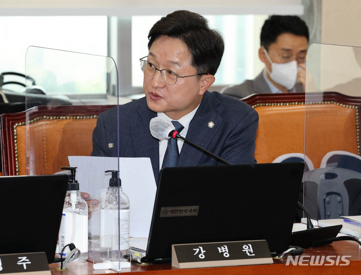 [서울=뉴시스] 김선웅 기자 = 강병원 더불어민주당 의원이 14일 서울 여의도 국회 정무위원회에서 열린 개인정보보호위원회 등에 대한 국정감사에서 질의를 하고 있다. (공동취재사진) 2022.10.14. photo@newsis.com