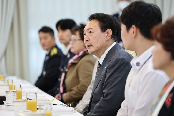 [서울=뉴시스] 윤석열 대통령이 14일 서울 용산 대통령실에서 열린 호우 및 태풍대응 유공자 초청 오찬에서 발언하고 있다. (사진=대통령실 제공) 2022.10.14. photo@newsis.com *재판매 및 DB 금지