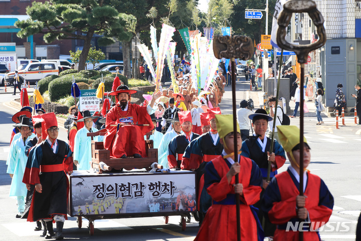 [서귀포=뉴시스] 우장호 기자 = 서귀포칠십리축제 칠십리 퍼레이드. (사진=뉴시스DB) woo1223@newsis.com