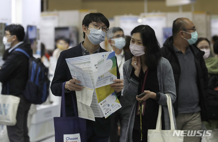 [타이베이=AP/뉴시스] 대만 타이베이에서 14일 열린 이노텍 엑스포를 찾은 시민들이 코로나19 예방을 위해 마스크를 착용한 채 전시장을 둘러보고 있다. 2022.10.25 