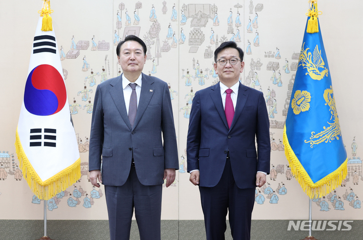 [서울=뉴시스] 전신 기자 = 윤석열 대통령이 14일 서울 용산 대통령실 청사에서 석동현 민주평화통일자문회의 사무처장에게 임명장을 수여한 후 기념촬영하고 있다. (대통령실통신사진기자단) 2022.10.14. photo1006@newsis.com