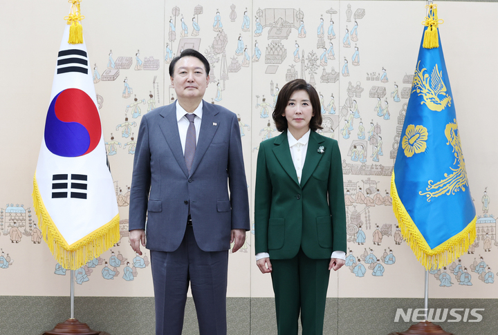 [서울=뉴시스] 전신 기자 = 윤석열 대통령이 14일 서울 용산 대통령실 청사에서 나경원 저출산고령사회위원회 부위원장에게 임명장을 수여한 후 기념촬영하고 있다. (대통령실통신사진기자단) 2022.10.14. photo1006@newsis.com